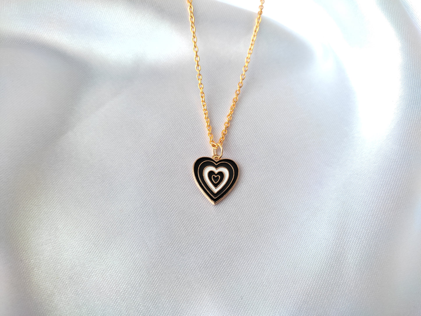 Pretty heart shaped pendant necklace for women and girls