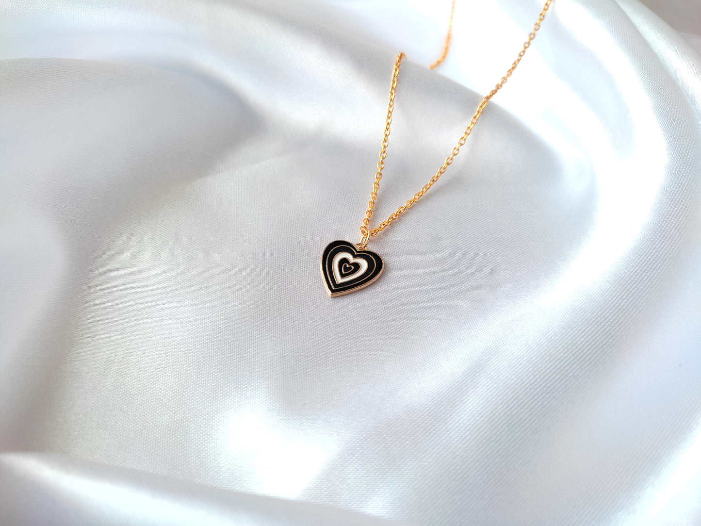 Pretty heart shaped pendant necklace for women and girls