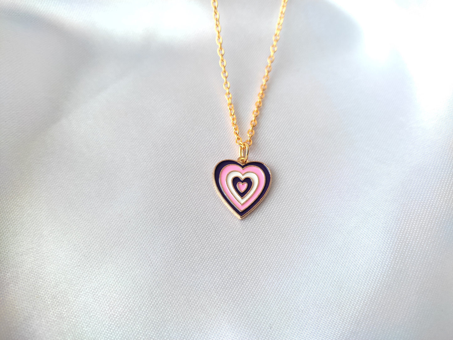 Pretty heart shaped pendant necklace for women and girls