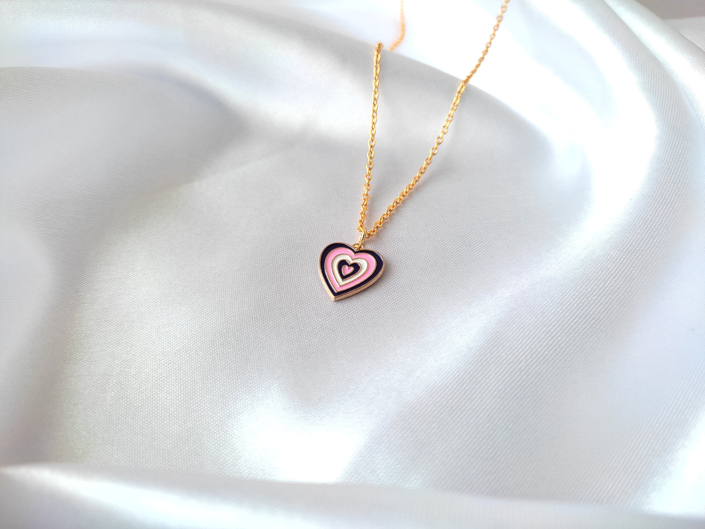 Pretty heart shaped pendant necklace for women and girls