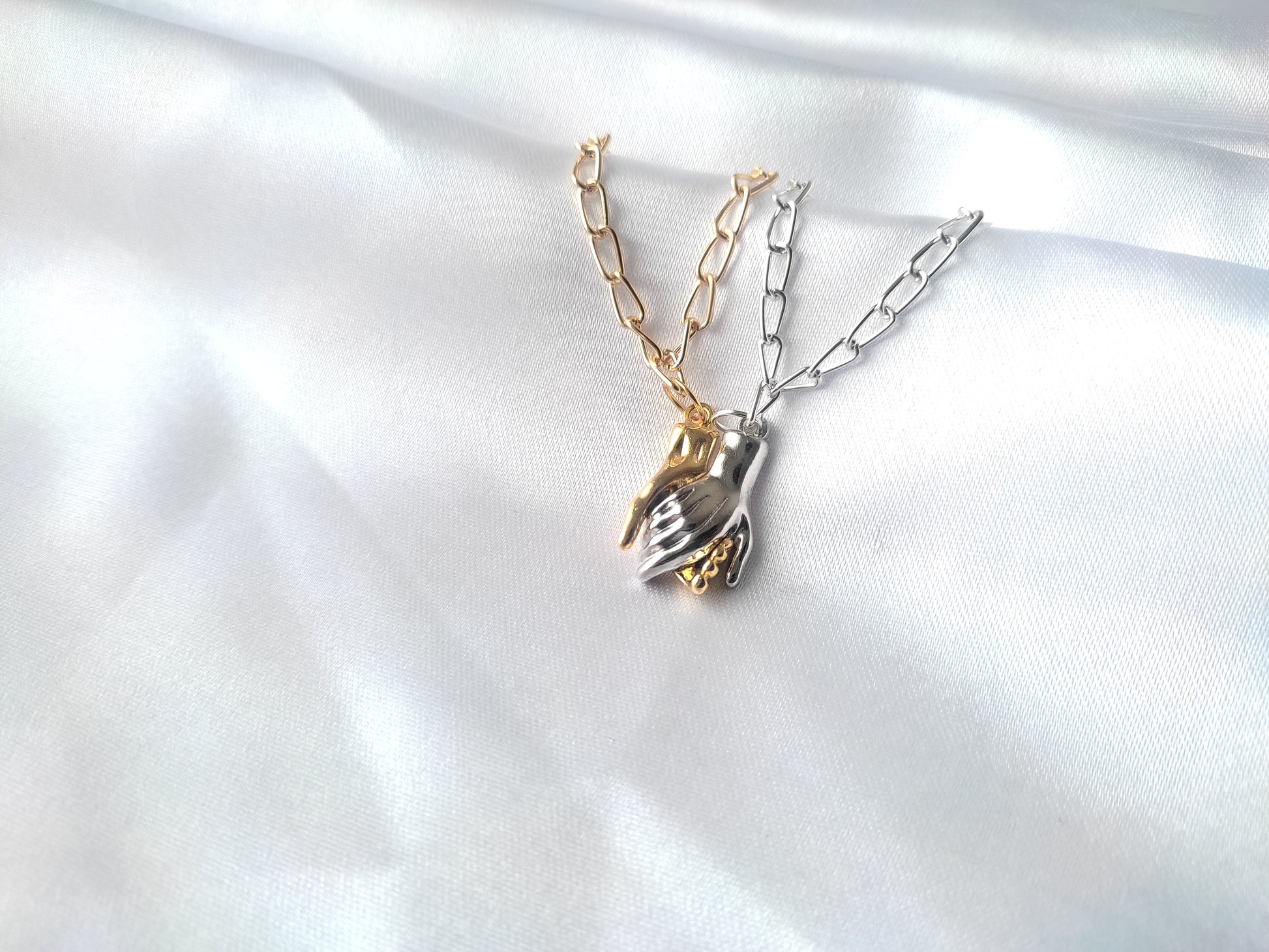 Beautiful hand magnetic chain bracelet for couples/ friends